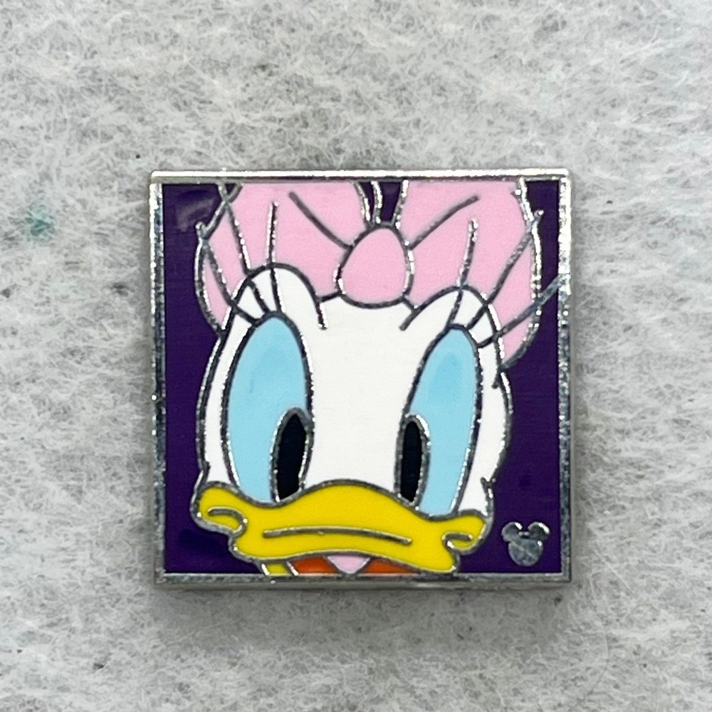 🔮 5/$25 Disney Purple Daisy Duck Pin